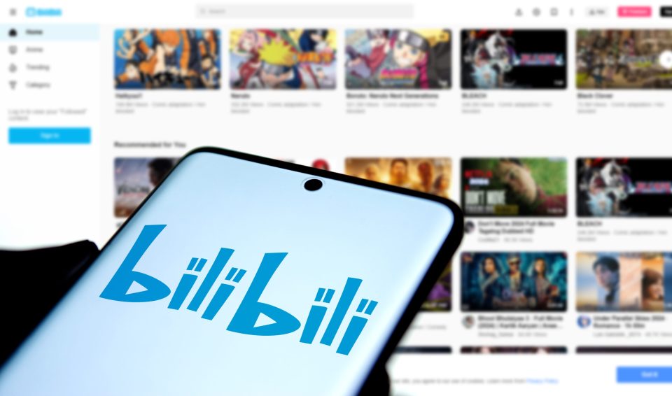 Das Bilibili-Logo wird auf einem Smartphone angezeigt