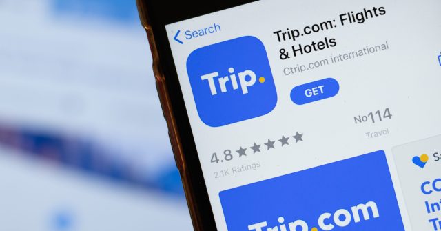 Nahaufnahme des Trip.com-Logos für die mobile App auf einem Telefondisplay