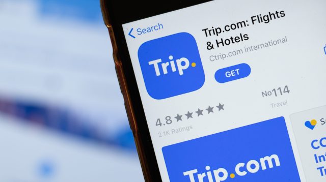 Nahaufnahme des Trip.com-Logos für die mobile App auf einem Telefondisplay