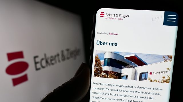 Eckert & Ziegler Logo auf Smartphone