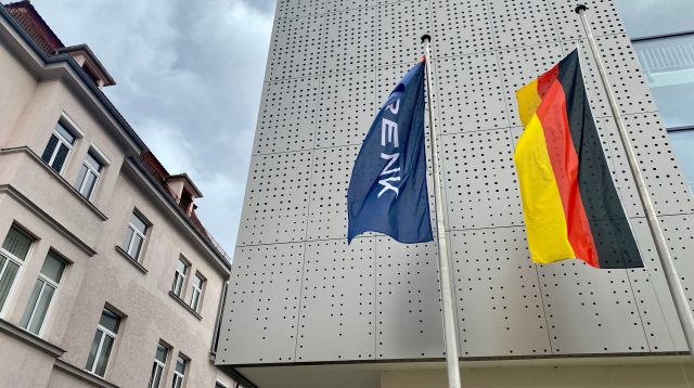 Fahnen vor dem Renk Group Hauptgebäude in Augsburg, Deutschland