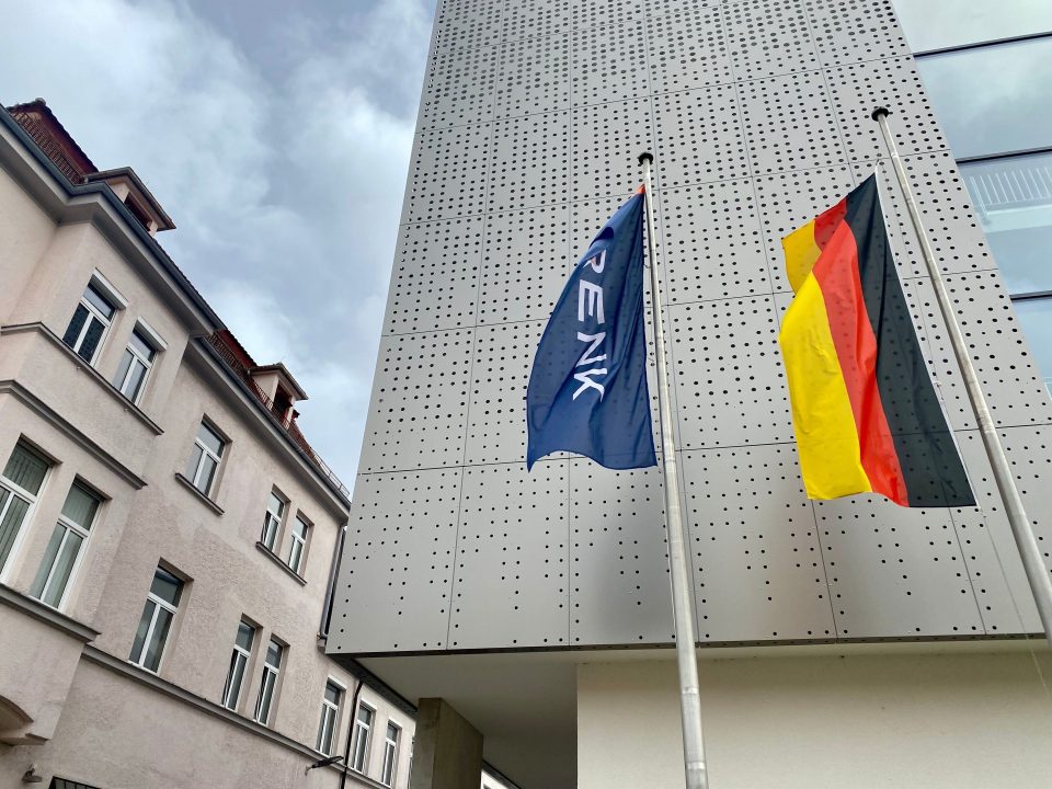 Fahnen vor dem Renk Group Hauptgebäude in Augsburg, Deutschland