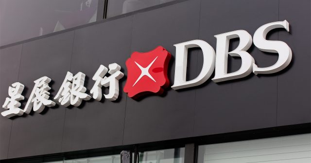 Das Logo der DBS Bank an einem Gebäude in Peking, China