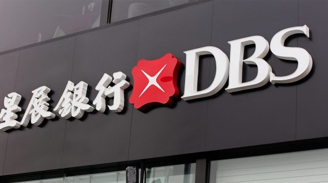 Das Logo der DBS Bank an einem Gebäude in Peking, China