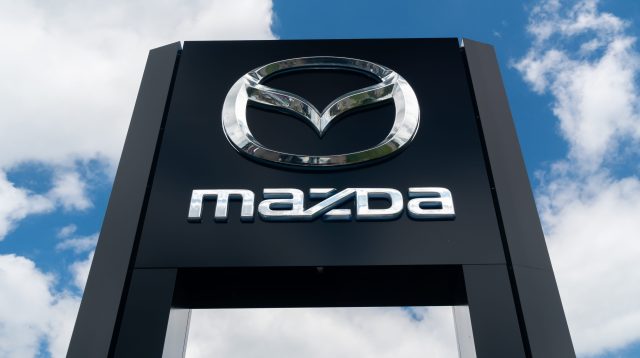 Ein Mazda-Autohaus mit Mazda-Logo