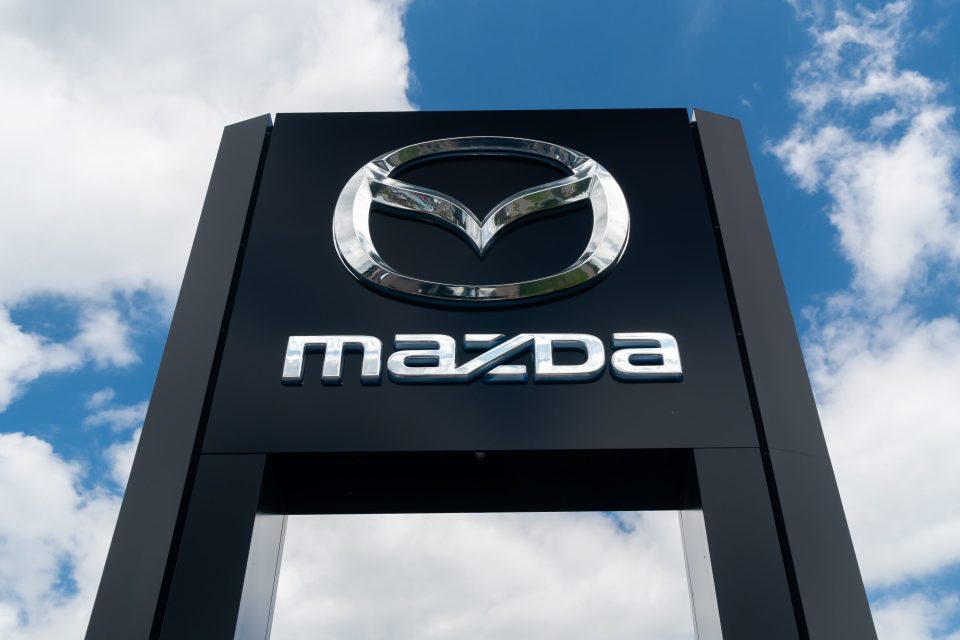 Ein Mazda-Autohaus mit Mazda-Logo