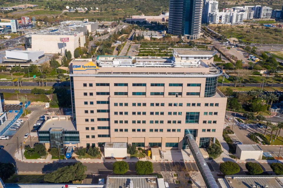 Luftaufnahme des Elbit-Gebäudes und des Logos des MATAM High Tech Scientific Industries Center in Haifa, Israel