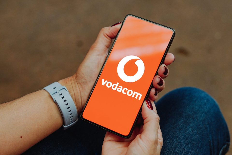 Das Vodacom-Logo auf einem Smartphone-Bildschirm