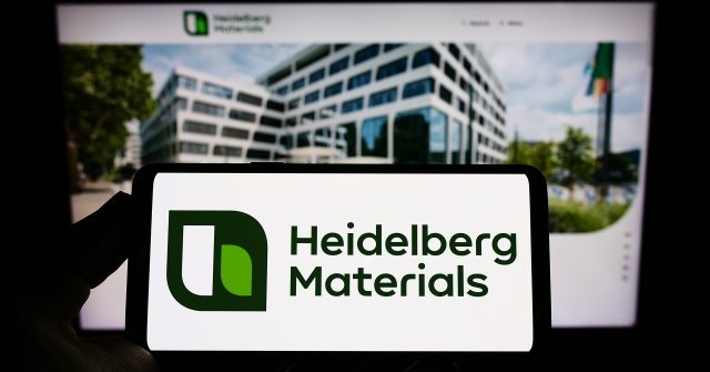 Heidelberg Materials-Logo auf einem Smartphone