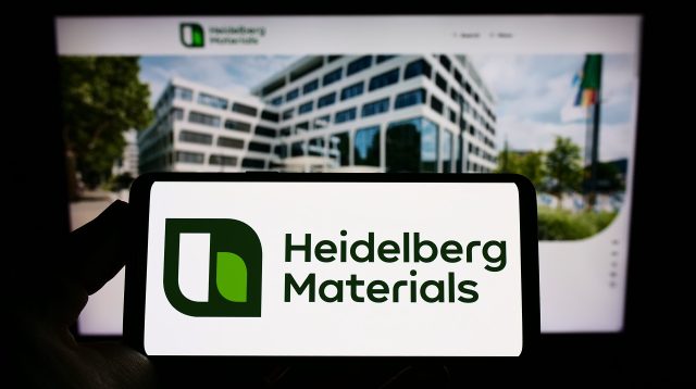 Heidelberg Materials-Logo auf einem Smartphone