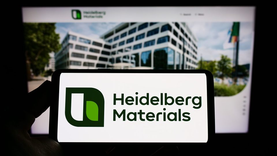 Heidelberg Materials-Logo auf einem Smartphone