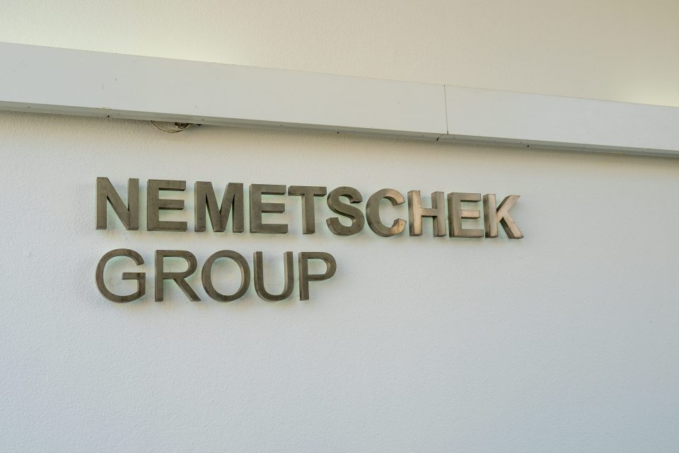 Nemetschek Group-Logo an einer Wand