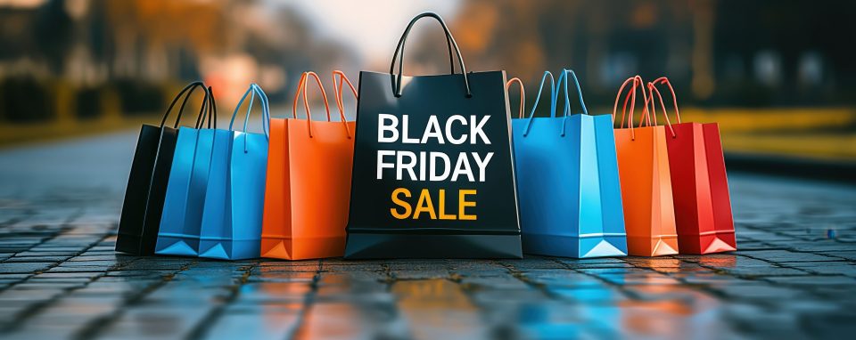 Bunte Einkaufstüten, die auf einen Black Friday-Ausverkauf hinweisen