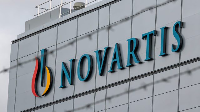 Das Logo von Novartis an einem Gebäude in Stein, Schweiz