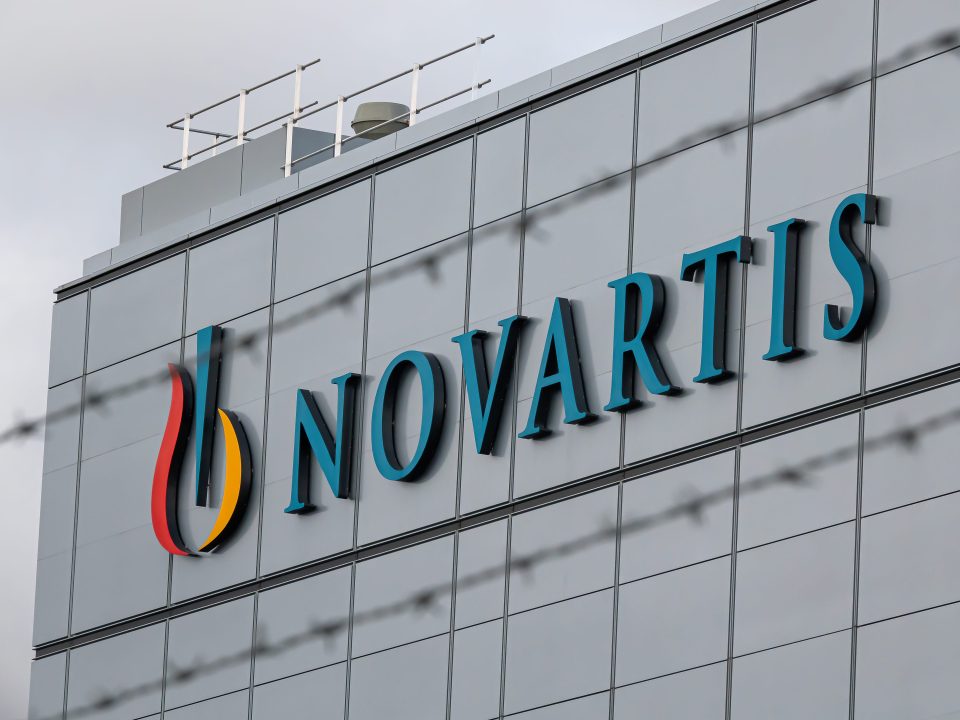 Das Logo von Novartis an einem Gebäude in Stein, Schweiz