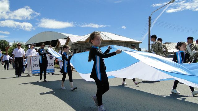 Mädchen tragen die argentinische Flagge