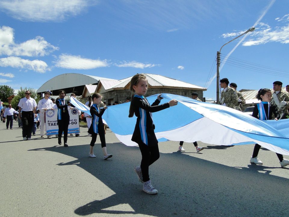 Mädchen tragen die argentinische Flagge