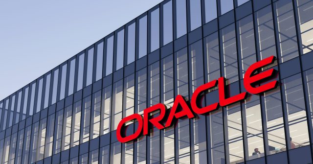 Das Oracle Logo an der Wand eines Glasgebäudes.