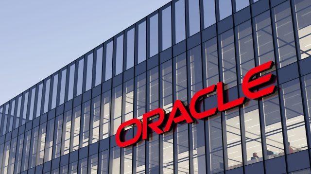 Das Oracle Logo an der Wand eines Glasgebäudes.