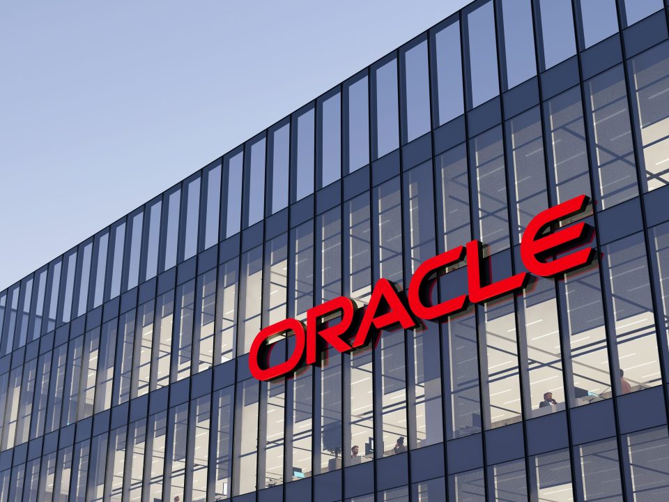 Das Oracle Logo an der Wand eines Glasgebäudes.