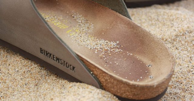 Birkenstock-Sandale im Sand