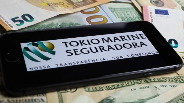 Tokio Marine-Logo auf einem Smartphone