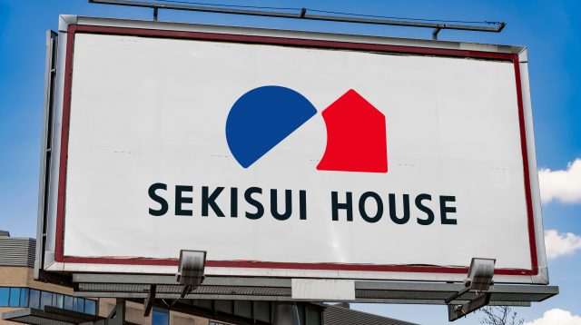 Werbetafel mit dem Logo von Sekisui House