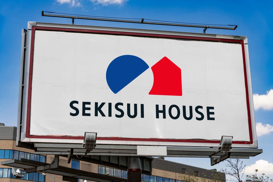 Werbetafel mit dem Logo von Sekisui House