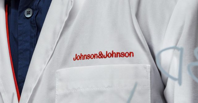 Johnson & Johnson-Schriftzug auf einem Laborkittel