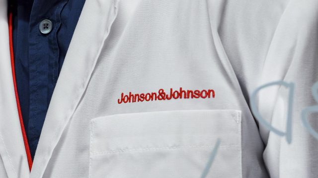 Johnson & Johnson-Schriftzug auf einem Laborkittel