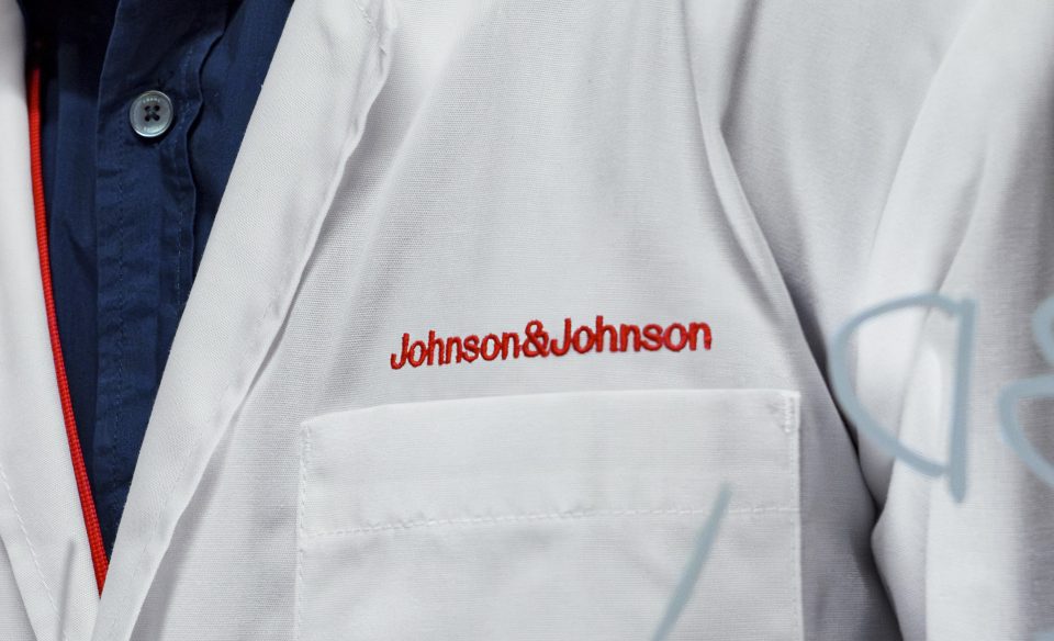 Johnson & Johnson-Schriftzug auf einem Laborkittel