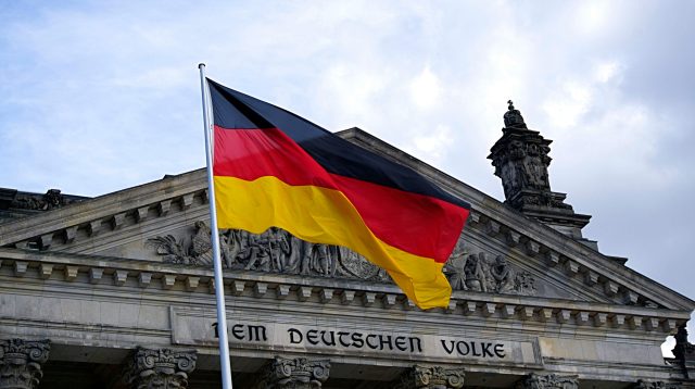 Deutschlandflagge vor dem Reichstagsgebäude in Berlin