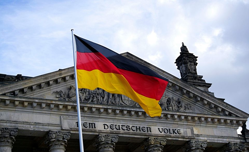 Deutschlandflagge vor dem Reichstagsgebäude in Berlin