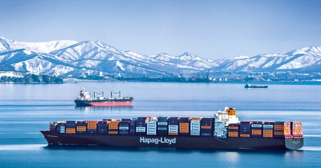 Ein Hapag-Lloyd Containerschiff auf dem Weg zum östlichen russischen Hafen Vostochny