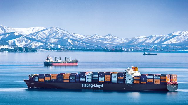 Ein Hapag-Lloyd Containerschiff auf dem Weg zum östlichen russischen Hafen Vostochny