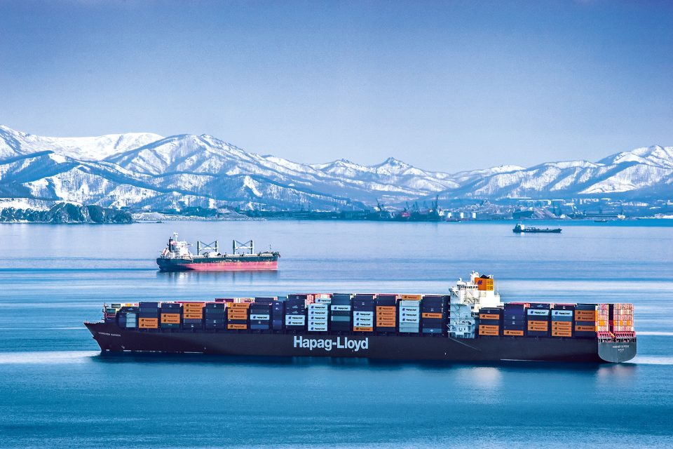 Ein Hapag-Lloyd Containerschiff auf dem Weg zum östlichen russischen Hafen Vostochny