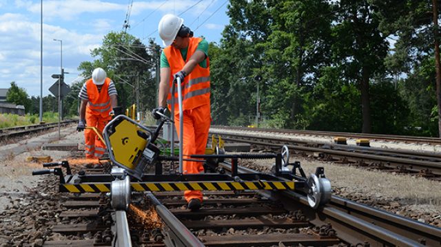 Vossloh bietet Systeme, mit denen Weichen auf den Millimeter genau geprüft werden können