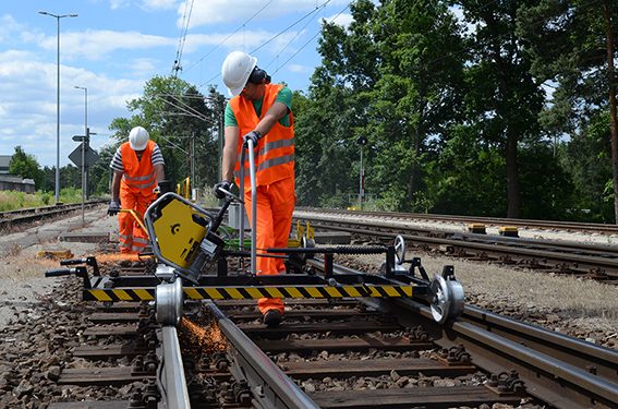 Vossloh bietet Systeme, mit denen Weichen auf den Millimeter genau geprüft werden können