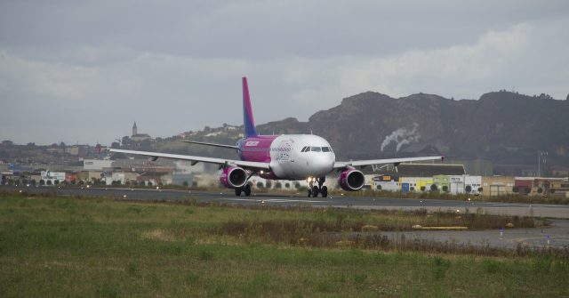 Ein Flugzeug der Fluggesellschaft Wizz Air