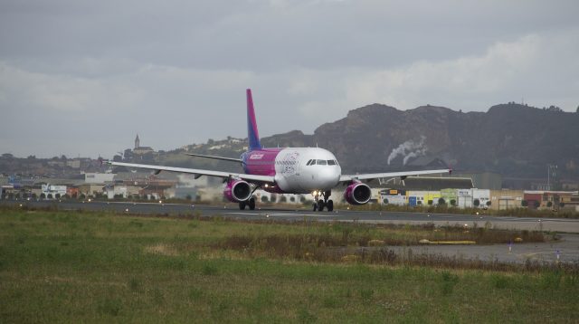 Ein Flugzeug der Fluggesellschaft Wizz Air