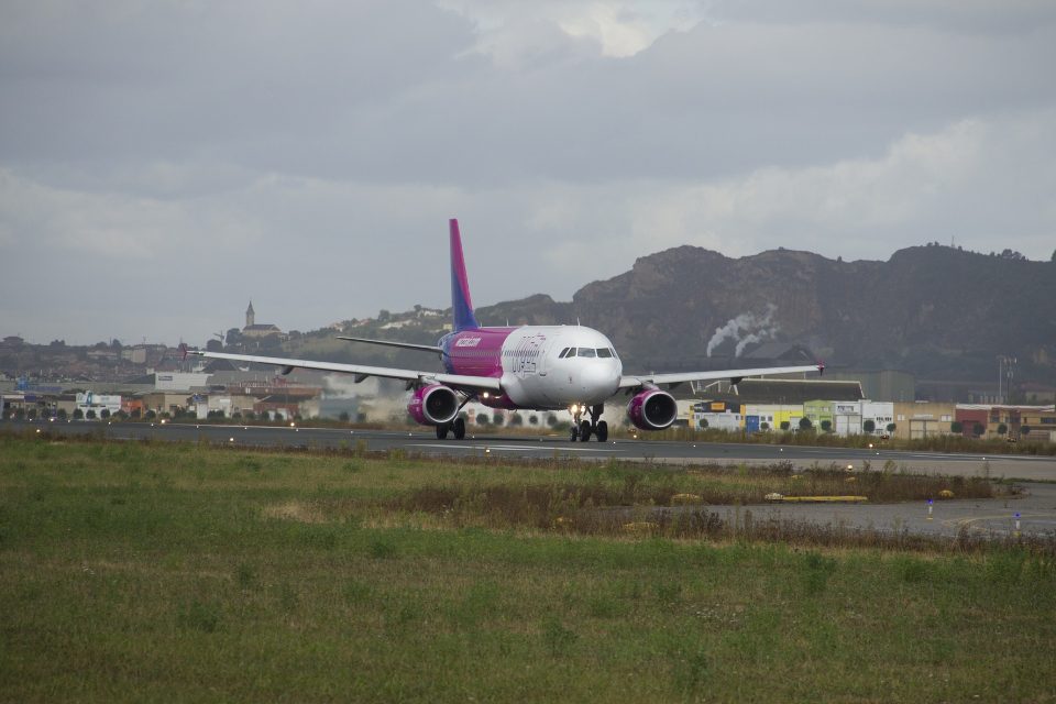 Ein Flugzeug der Fluggesellschaft Wizz Air