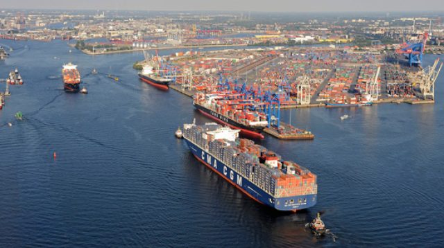 Hafenanlage mit Containerschiff