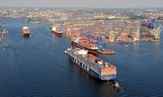 Hafenanlage mit Containerschiff