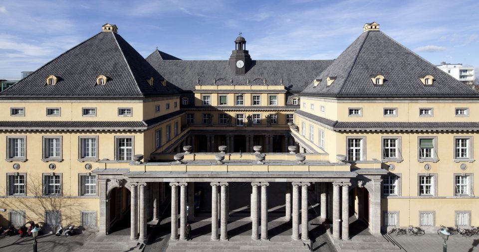 Hauptgebäude der Munich Re  mit Schmuckhof in der Königinstraße in München