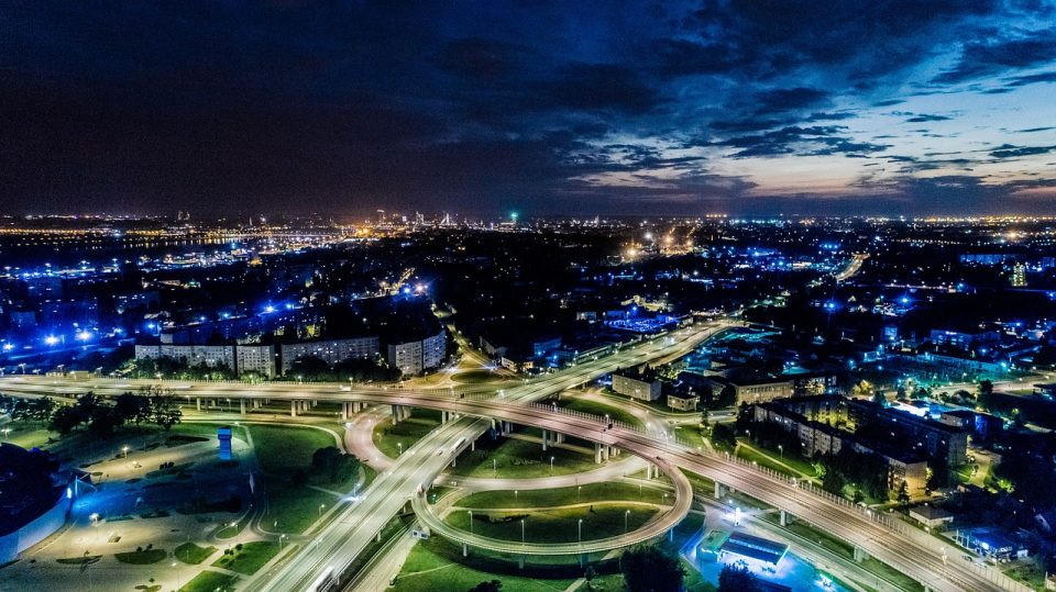 Die lettische Hauptstadt Riga bei Nacht