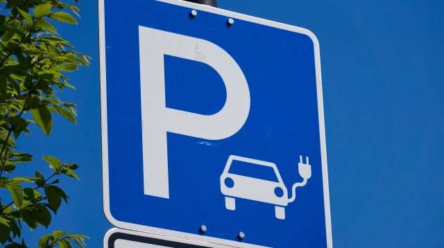 Parkplatz nur für E-Fahrzeuge