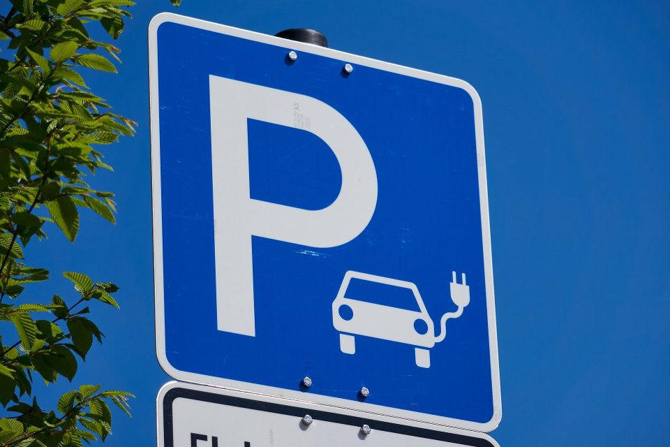 Parkplatz nur für E-Fahrzeuge