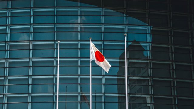 Japanische Flagge weht im Wind