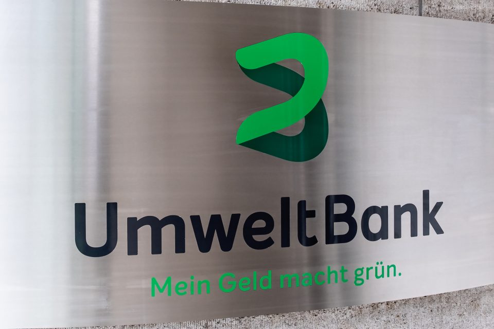 Ein Schild der Umweltbank AG