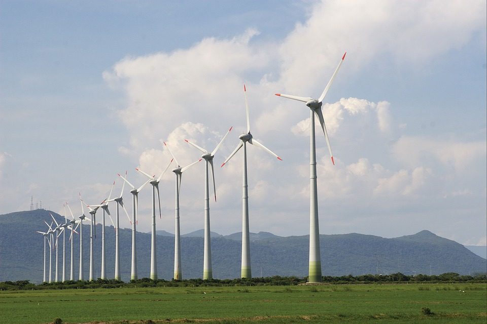 In Reih und Glied stehen die Windräder